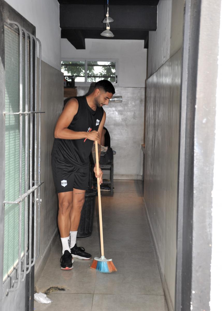 Barrer su basura, un estadio al mejor estilo de un boliche y entrenamientos militares; las curiosidades de Deportivo Riestra