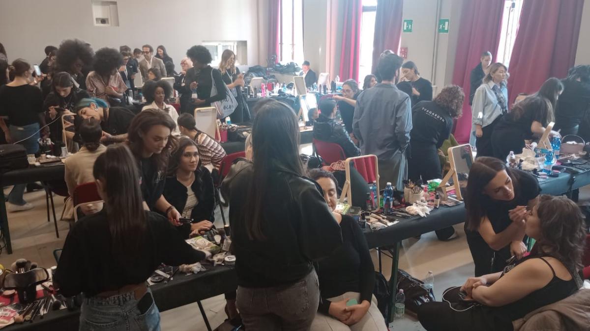 EL DETRÁS DE ESCENA. Modelos de todo el mundo preparándose en la prueba de maquillaje.