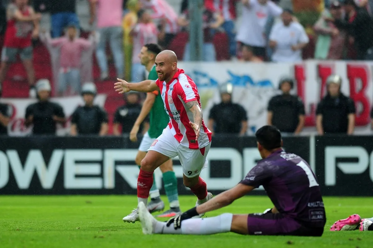 INMENSA ALEGRÍA. Tras una sequía que parecía no tener fin, Junior Arias capturó un centro de Nahuel Banegas y convirtió su primer gol con la camiseta del “santo”. Foto de Diego Aráoz/LA GACETA.