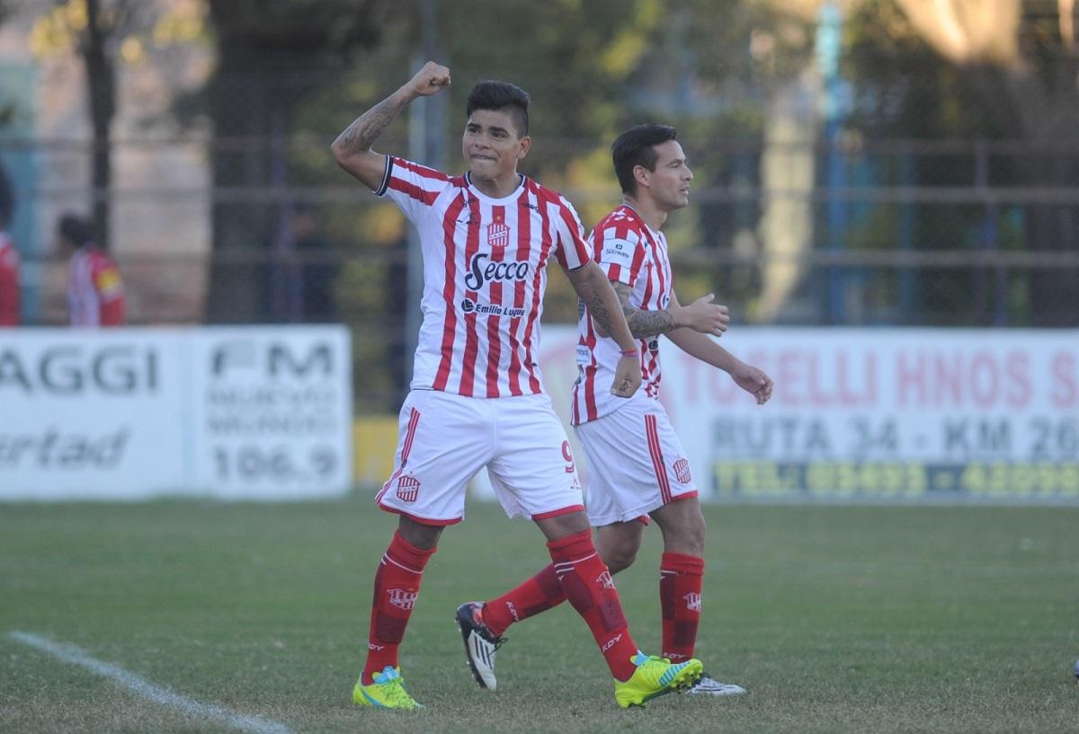 HISTÓRICO. Lentini le marcó un doblete a Güemes y también anotó para el ascenso.