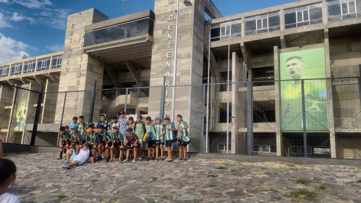 LA MEJOR POSTAL. En la puerta del estadio los jugadores se sacaron fotos.