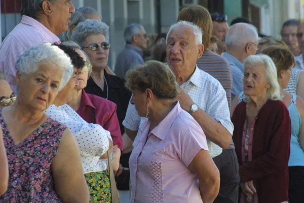 Las jubilaciones subirán un 27,18% en marzo y se espera por el bono