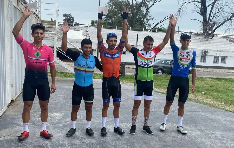 Zacarias Khoder (h) muestra el buen camino en el ciclismo