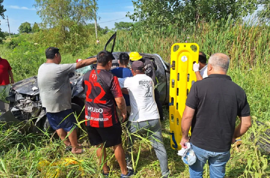Bomberos debieron rescatar al conductor de una camioneta