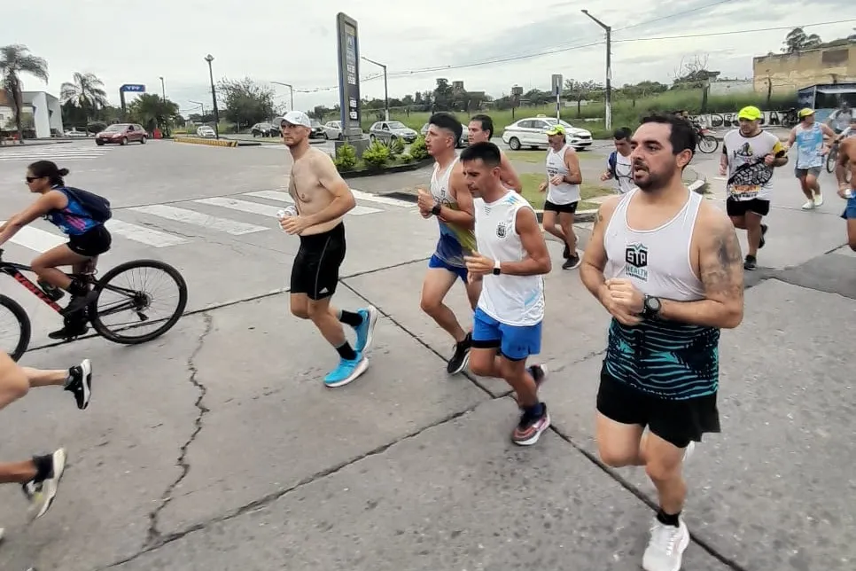 HACIA EL OESTE. Los corredores pasan por Bulnes y avenida Belgrano. Ya dejaron atrás el este tucumano.