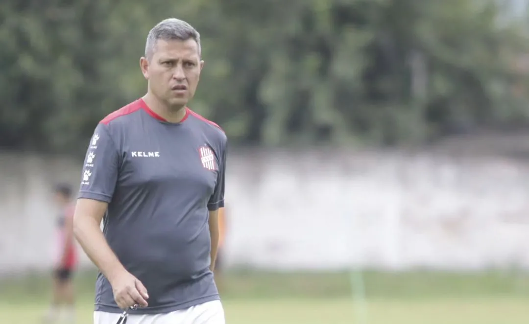 Diego Flores anticipó una convocatoria con varias novedades. 