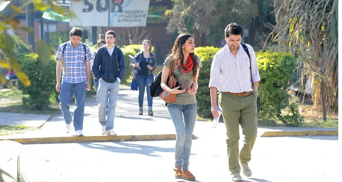 ESTUDIANTES UNIVERSITARIOS - ARCHIVO LA GACETA