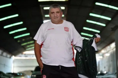 Es técnico de fútbol, estaciona autos, es sereno y su sueño es vivir de la pelota