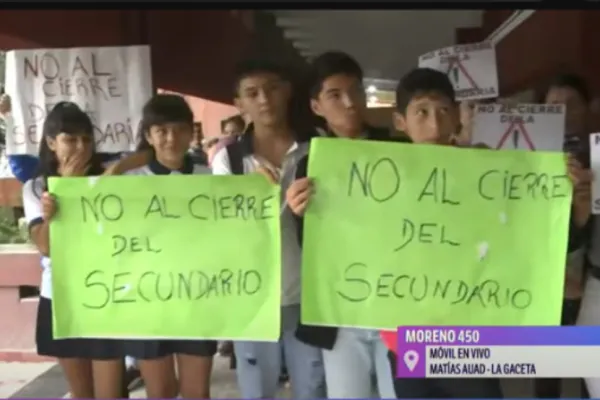 Padres y alumnos piden que no cierren el nivel secundario de la Escuela Monteagudo