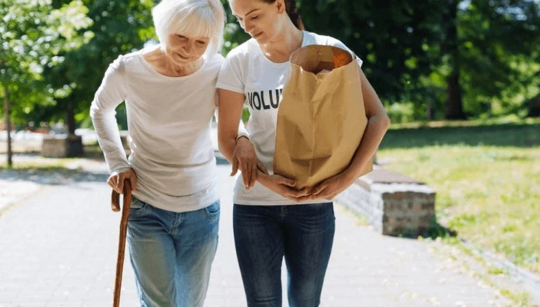 BENEFICIO MUTUO. Ayudando a otros también nos ayudamos a nosotros mismos, afirman varios estudios.