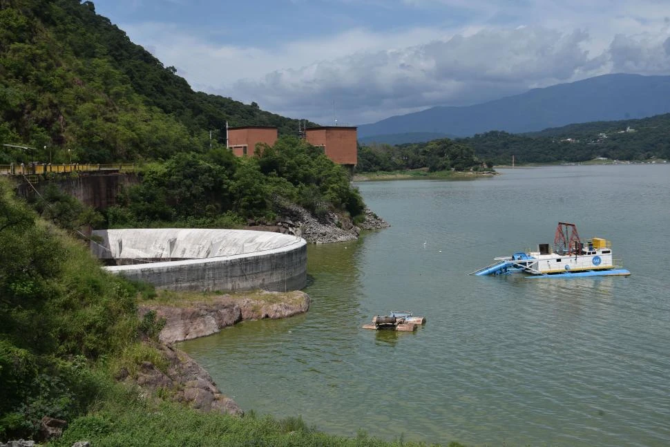 TAREA COMPLEJA. El embalse sólo puede ser llenado hasta la cota de 604 metros, pese a que su capacidad de caudal de agua llega a los 614 metros 