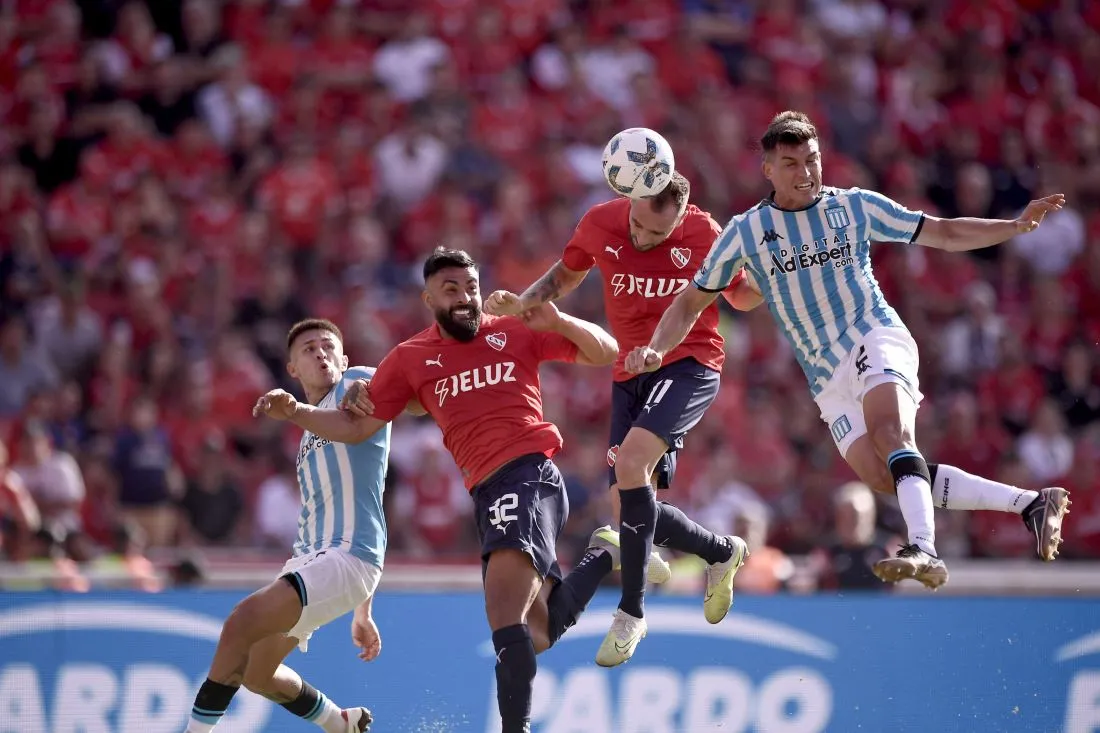 ACTIVO. Canelo (con el número 32) fue titular en un clásico de Avellaneda muy entretenido. FOTO @Independiente