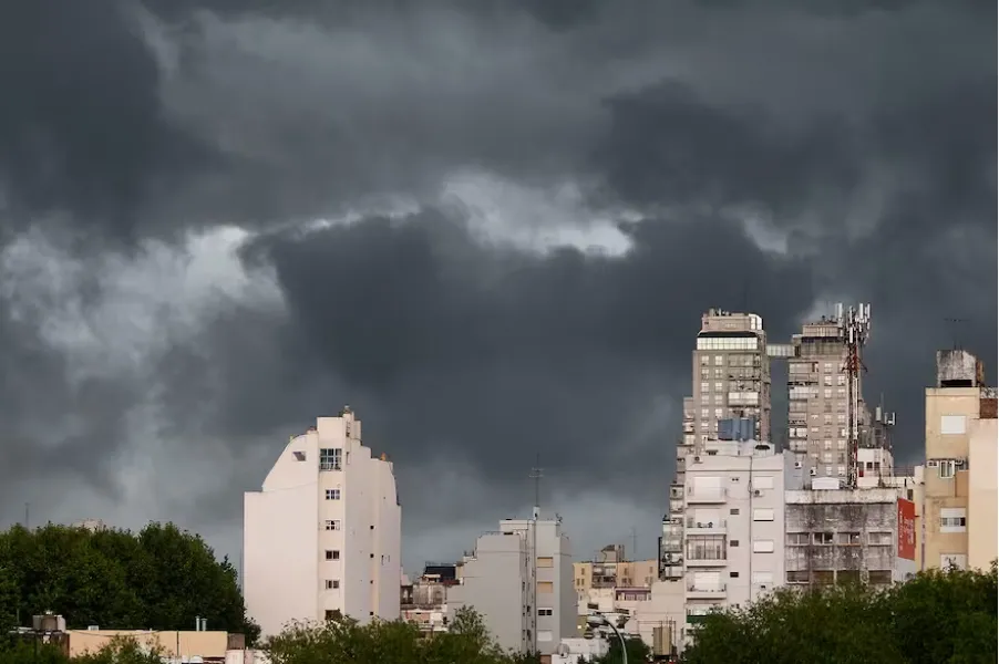TORMENTAS. El Servivio Meteorológico Nacional advierte una fuerte actividad eléctrica y la caída de hasta 45 mm de agua para estas provincias. 