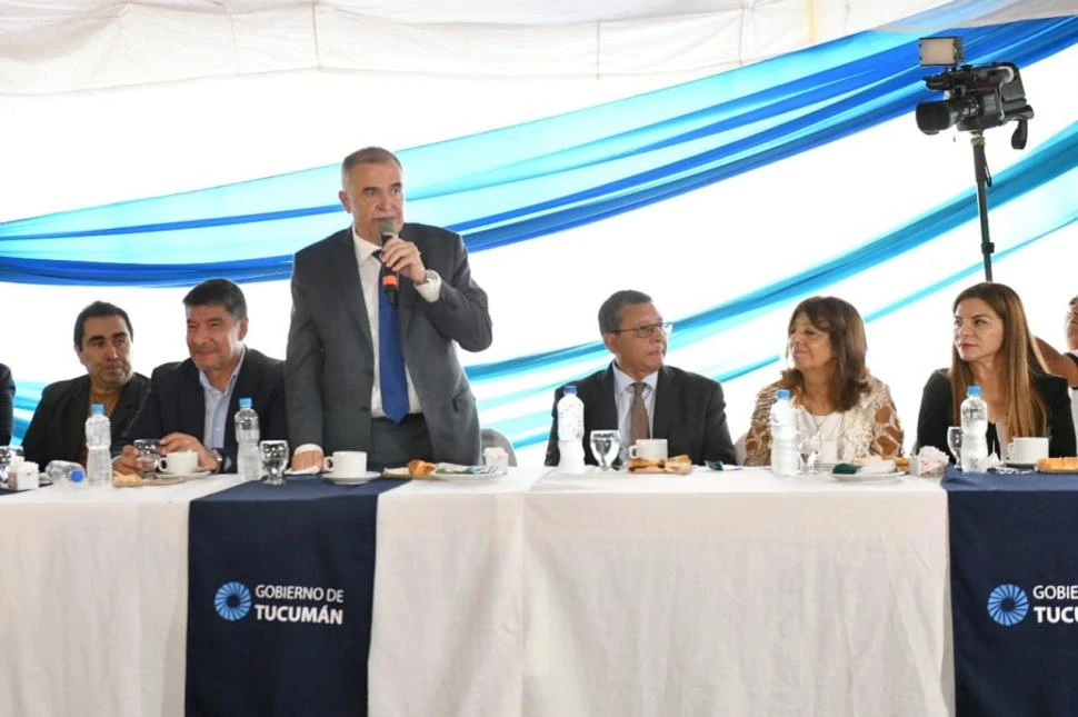 APRESTAMIENTO. El gobernador Jaldo encabezó ayer el lanzamiento de un programa de asistencia territorial a alumnos y a escuelas del interior. @osvaldojaldo