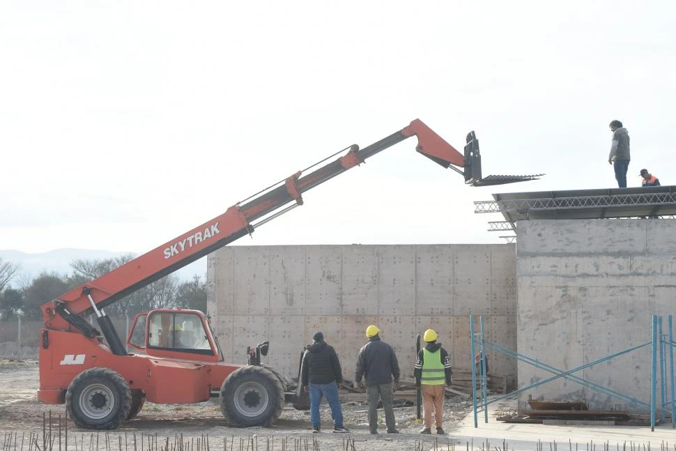 ESCAPAR DE LA MOTOSIERRA. Con la ley de emergencia, a Provincia inyectará fondos y flexibilizará contratos de obras que considera primordiales. 