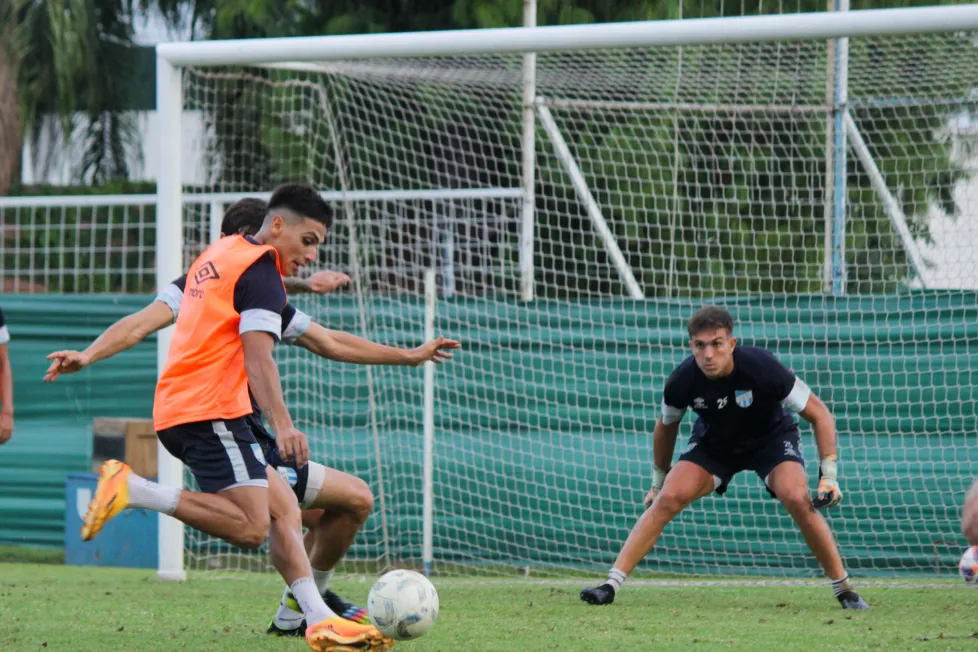 ¿VUELVE? Mateo Coronel se apresta a rematar ante la atenta mirada de Tomás Durso. El delantero sería titular mañana. Foto: José Domínguez - Prensa CAT