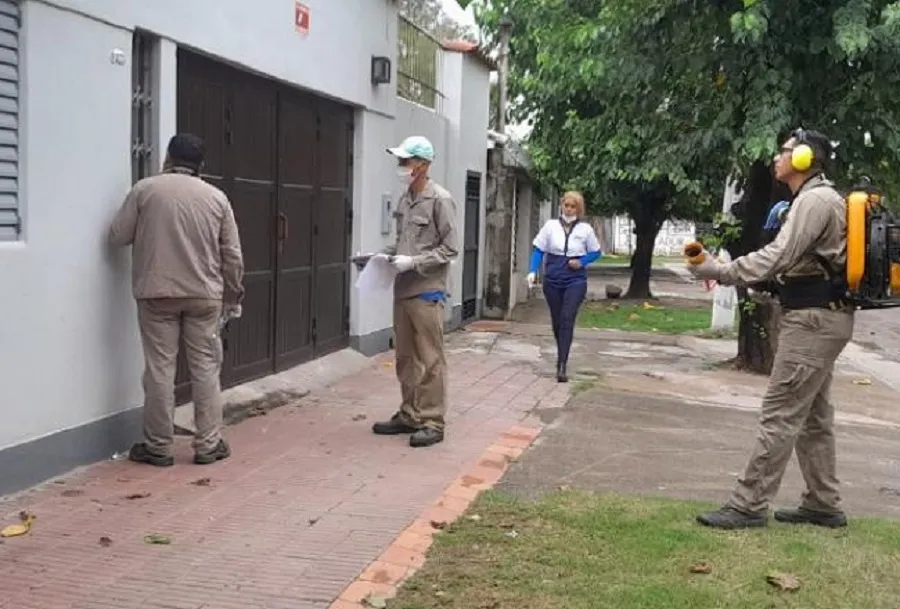 Tras un caso positivo de Dengue en el Barrio Aguas Corrientes, intensifican la fumigación