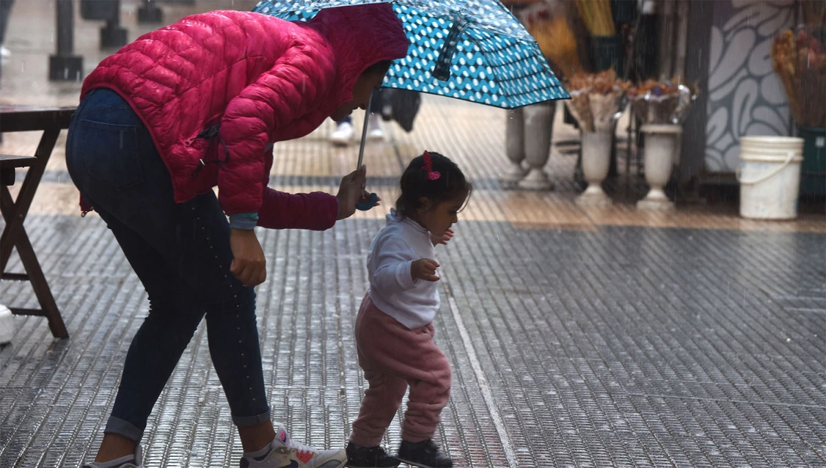 CON PARAGUAS. El pronóstico anticipa lluvias durante toda la jornada.