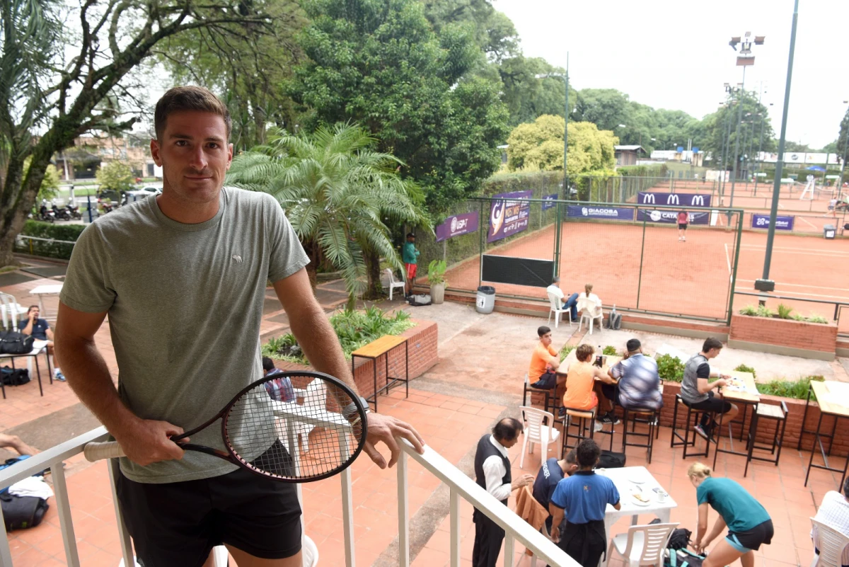 LISTO. Gómez posa en la puerta del gimnasio del club del parque 9 de Julio. De fondo, las canchas en la que se jugarán el torneo lucen impecables. FOTO DE JOSÉ NUNO