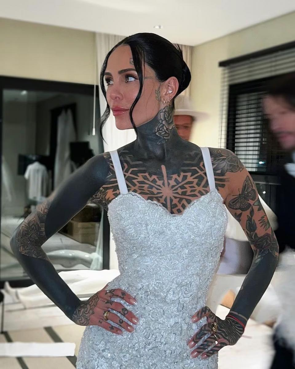 2024. Cande con su vestido antes de colocarse las mangas que tapaban sus tatuajes.