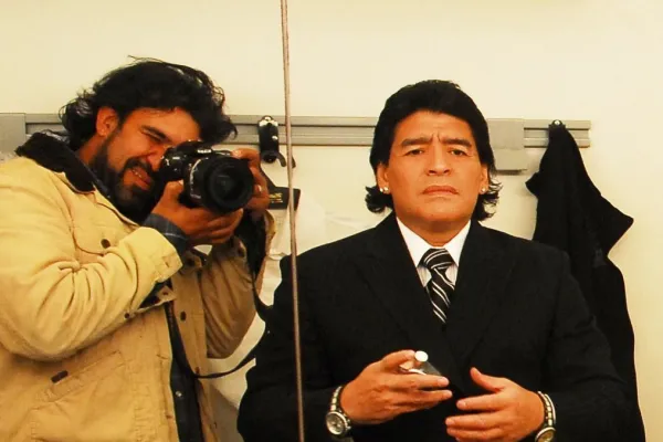 Es tucumano, se dedicó a la fotografía e hizo retratos inmortales de Diego Armando Maradona