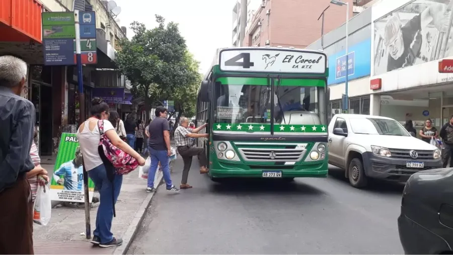 Con el boleto a $690: cuánto gastaría por mes un trabajador que utiliza el colectivo a diario