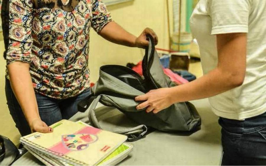 Los especialistas recomiendan dejar algunos libros en la escuela.