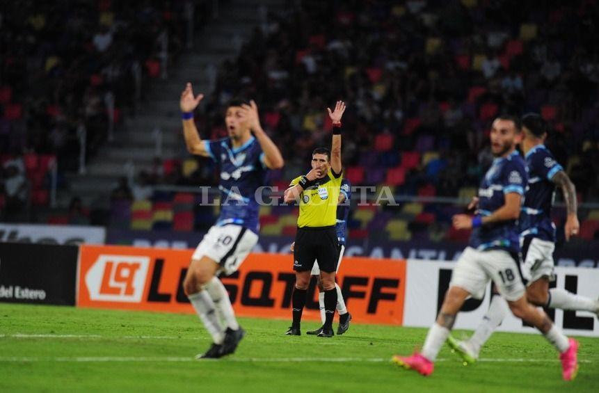 NO VALE. Luego de la revisión del VAR, Andrés Merlos anuló el gol de Justo Giani, que no lo puede creer. Foto: Diego Aráoz