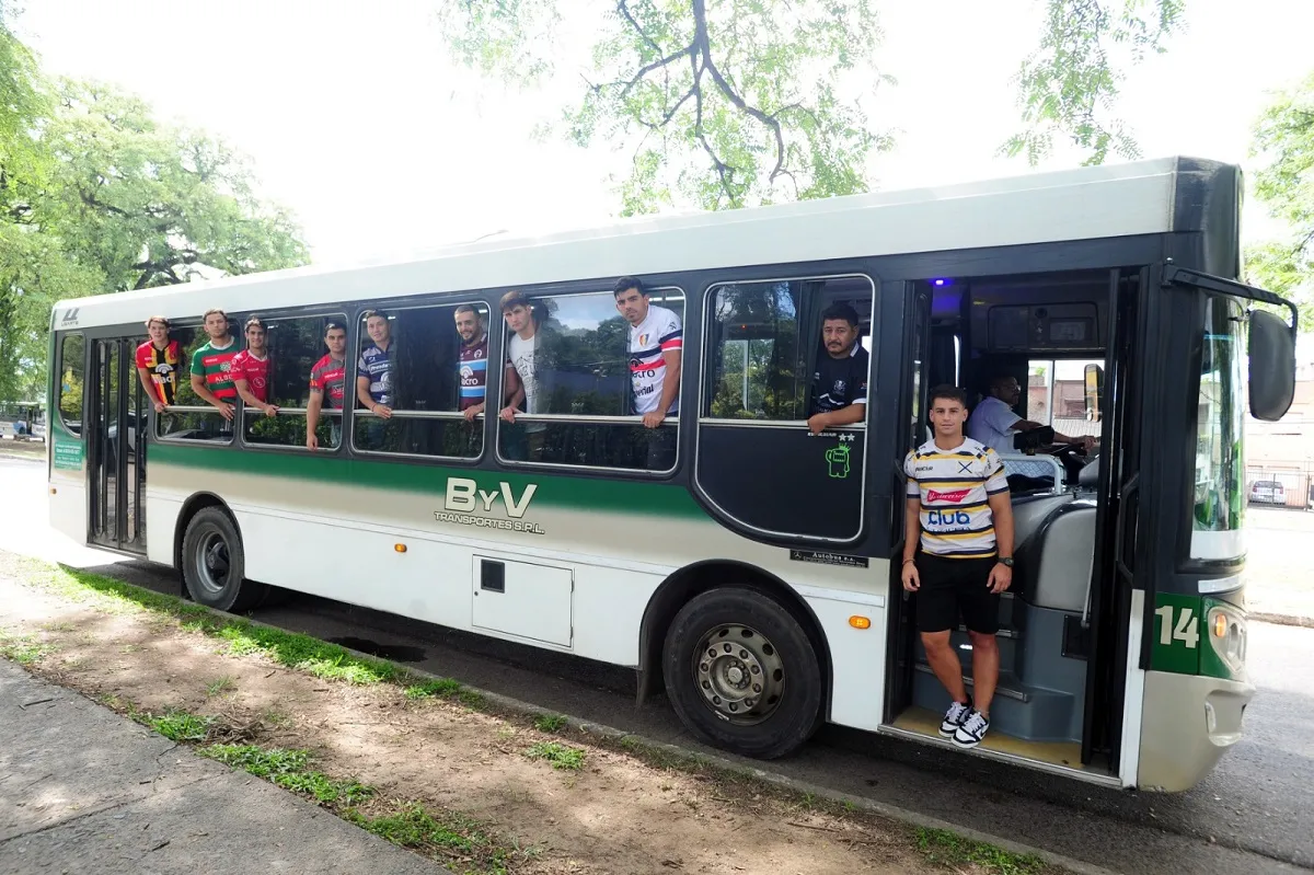 TODOS A BORDO. Los representantes de los 10 clubes tucumanos participaron de una producción sobre un colectivo de la línea 19.