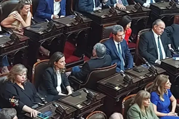 Polémica actitud: un diputado peronista escuchó el discurso de espaldas