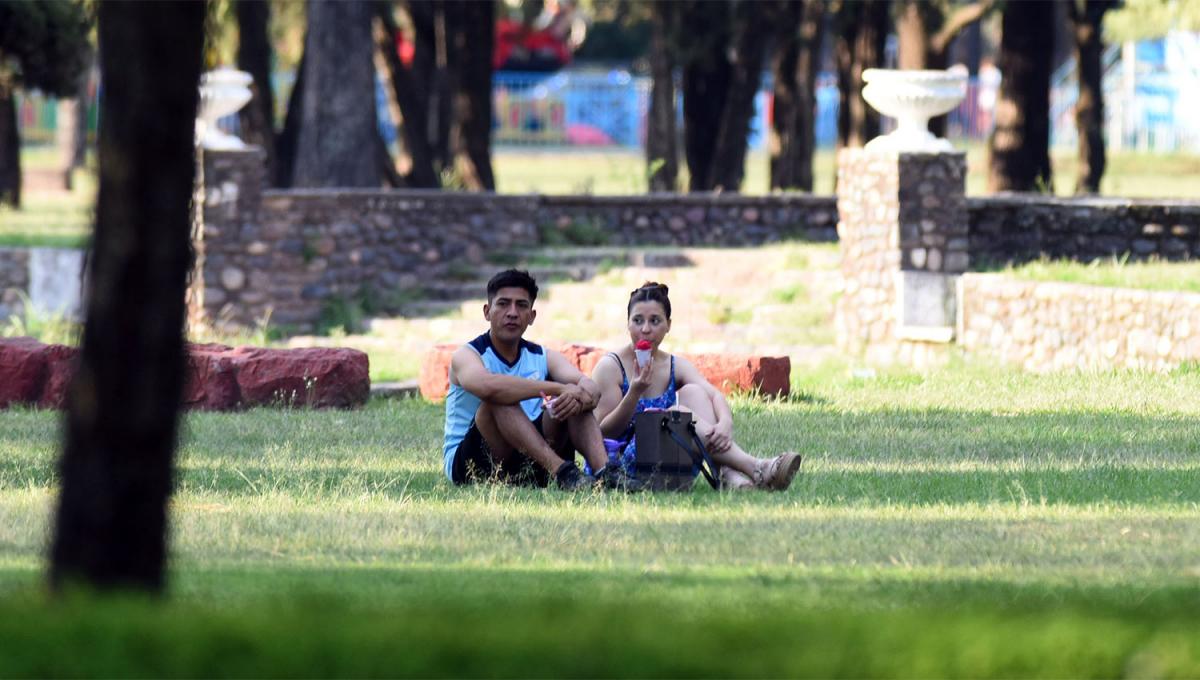 REFUGIO. El parque 9 de Julio es elegido por miles de tucumanos.