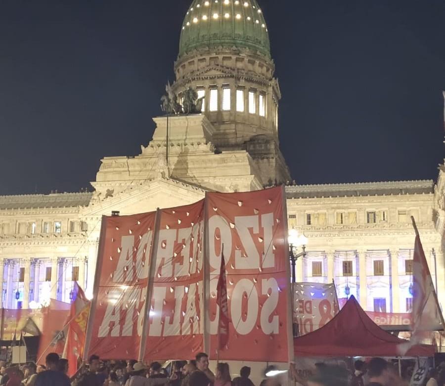 TENSIÓN EN LA CALLE. Militantes del Polo Obrero frente al Congreso.