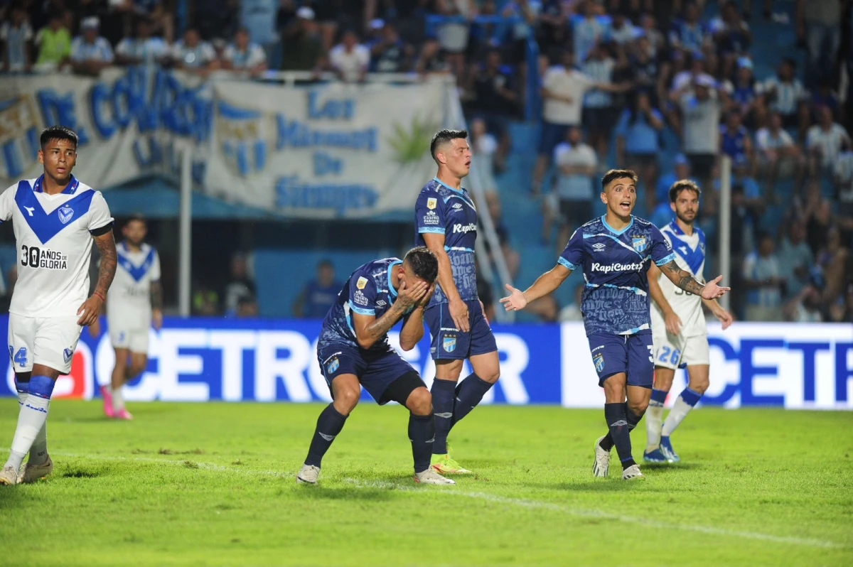 NO PEGA UNA. Orihuela se toma la cabeza, Coronel reclama y Estigarribia no lo puede creer. Atlético sigue sin ganar en el torneo. Foto: Diego Aráoz.