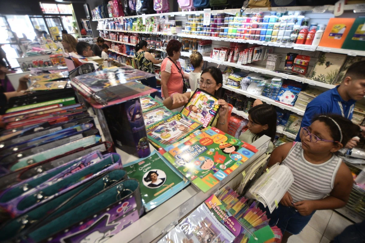 Vuelta a clases: las extensas filas colmaron las librerías del centro