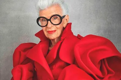 A los 102 años murió Iris Apfel, ícono de la moda estadounidense