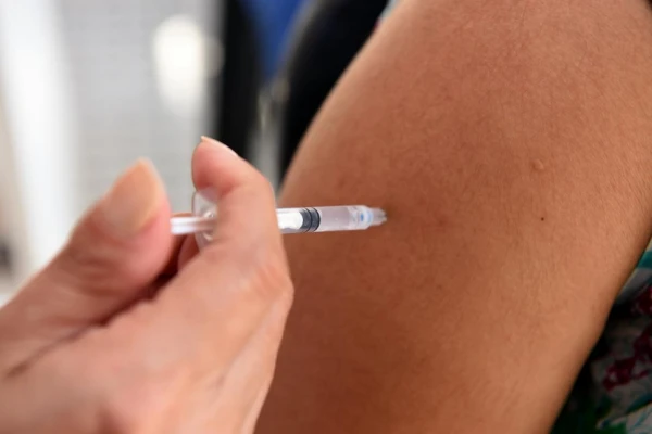 Los jóvenes y los mayores son los que menos confían en las vacunas