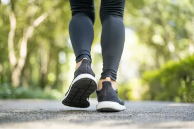 Cuatro consejos saludables para caminar y bajar de peso