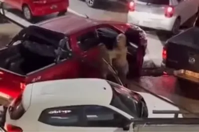 Video: dos mujeres se agarraron a las piñas en la fila para cargar nafta