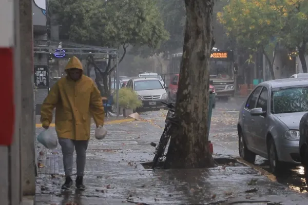 Doble alerta meteorológica por tormentas y granizo en Tucumán y nueve provincias: ¿a qué hora llueve?