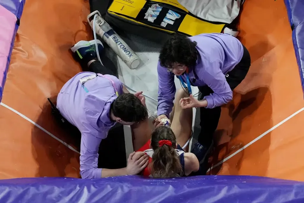 IMPACTANTE. La atleta Margot Chevrier sufrió una quebradura expuesta al caer intentando superar los 4.65 metros en salto con garrocha.
