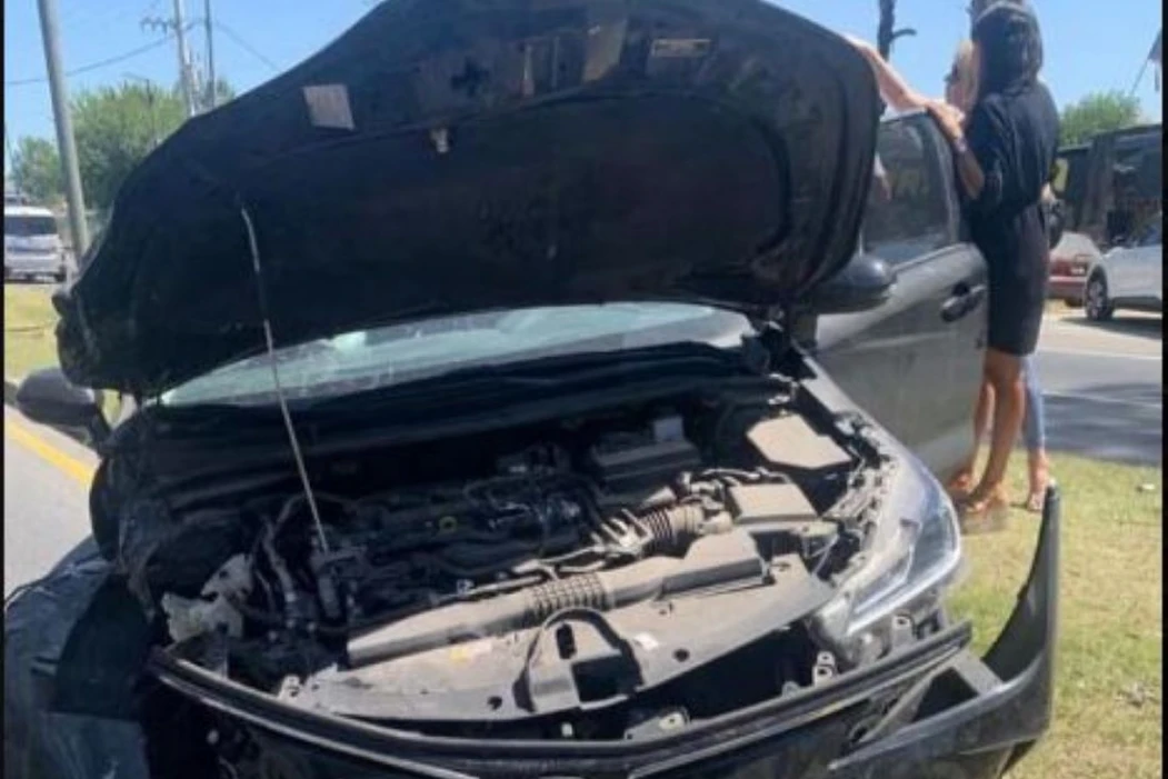 SUSTO. El Toyota Corolla quedó sobre una platabanda.