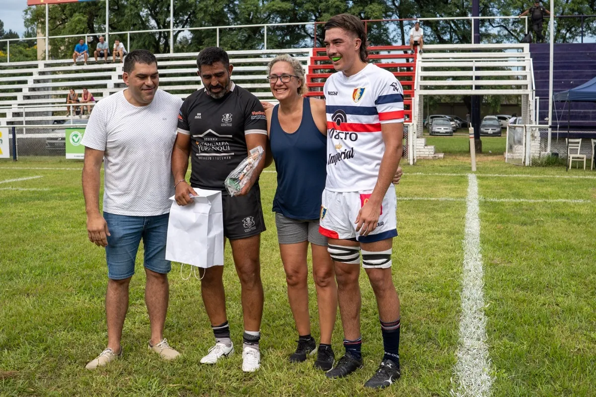 RECONOCIMIENTO. Marcelo Nazur, dirigente de Natación, junto a Eduardo Romano (Corsarios), su esposa Andrea van Nieuwenhove y su hijo Santiago Romano.