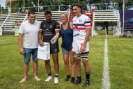 Rivales en la cancha de rugby, padre e hijo en el hogar
