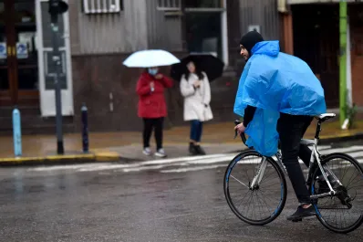 El cielo seguirá gris, la temperatura será otoñal y anuncian lluvias para la noche