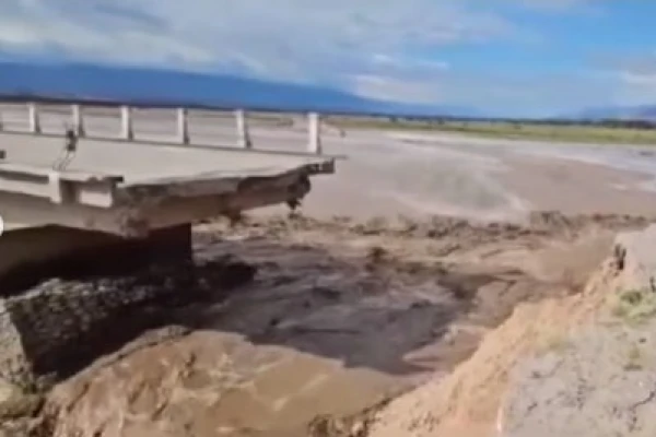 Daños por las lluvias: el río volvió a llevarse partes del puente Quilmes