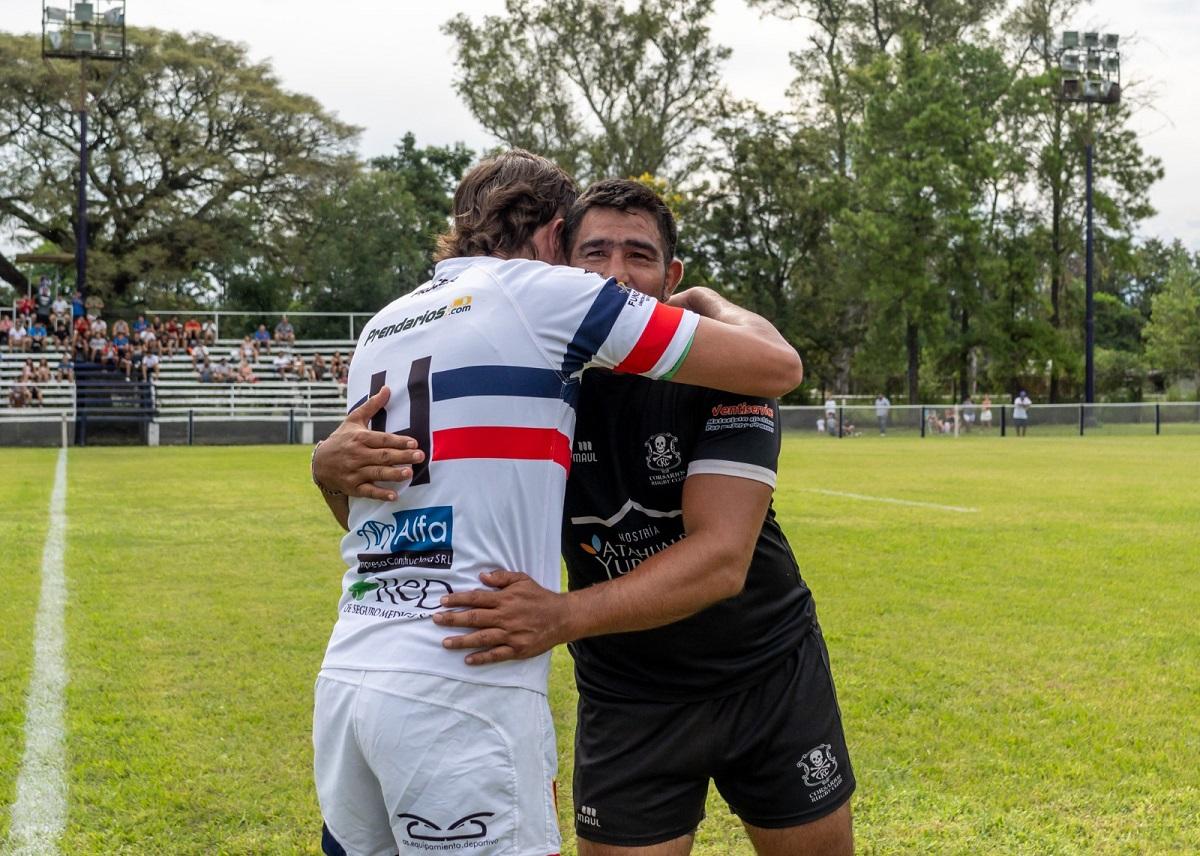 MOMENTO EMOTIVO. El abrazo entre padre e hijo, antes de enfrentarse.