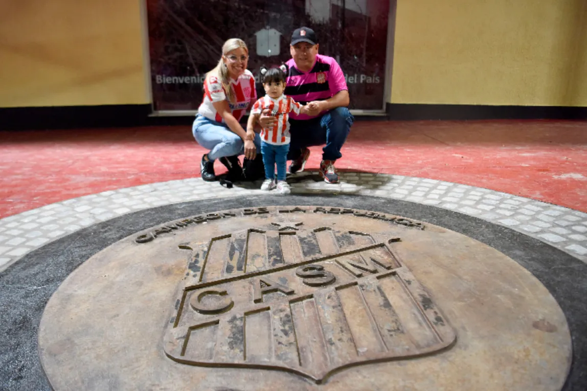 POSANDO CON LOS PADRES. Ciudadela en la cancha de San Martín antes del partido contra Quilmes. 