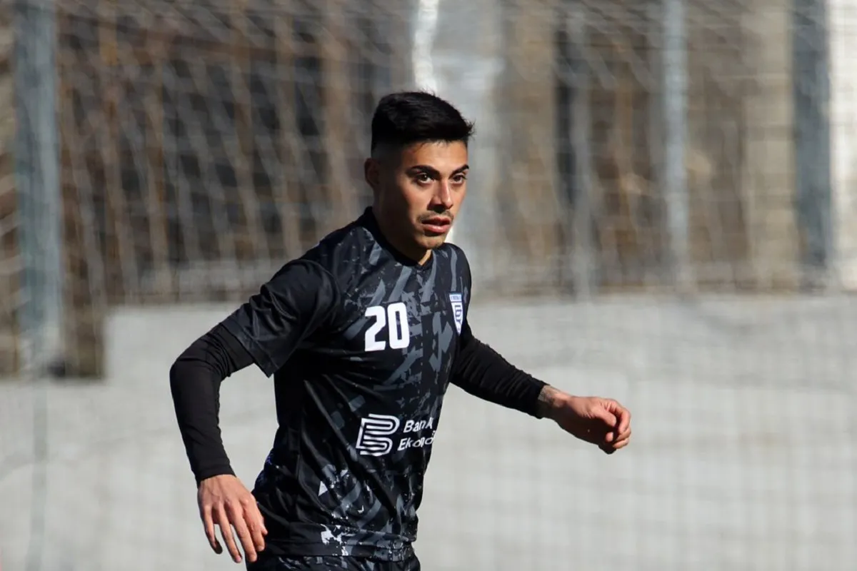 EN ACCIÓN. Rojas asegura que disfruta de su travesía en el ascenso de Kosovo, con la camiseta de KF Prishtina e RE. Foto gentileza de Agustín Rojas.