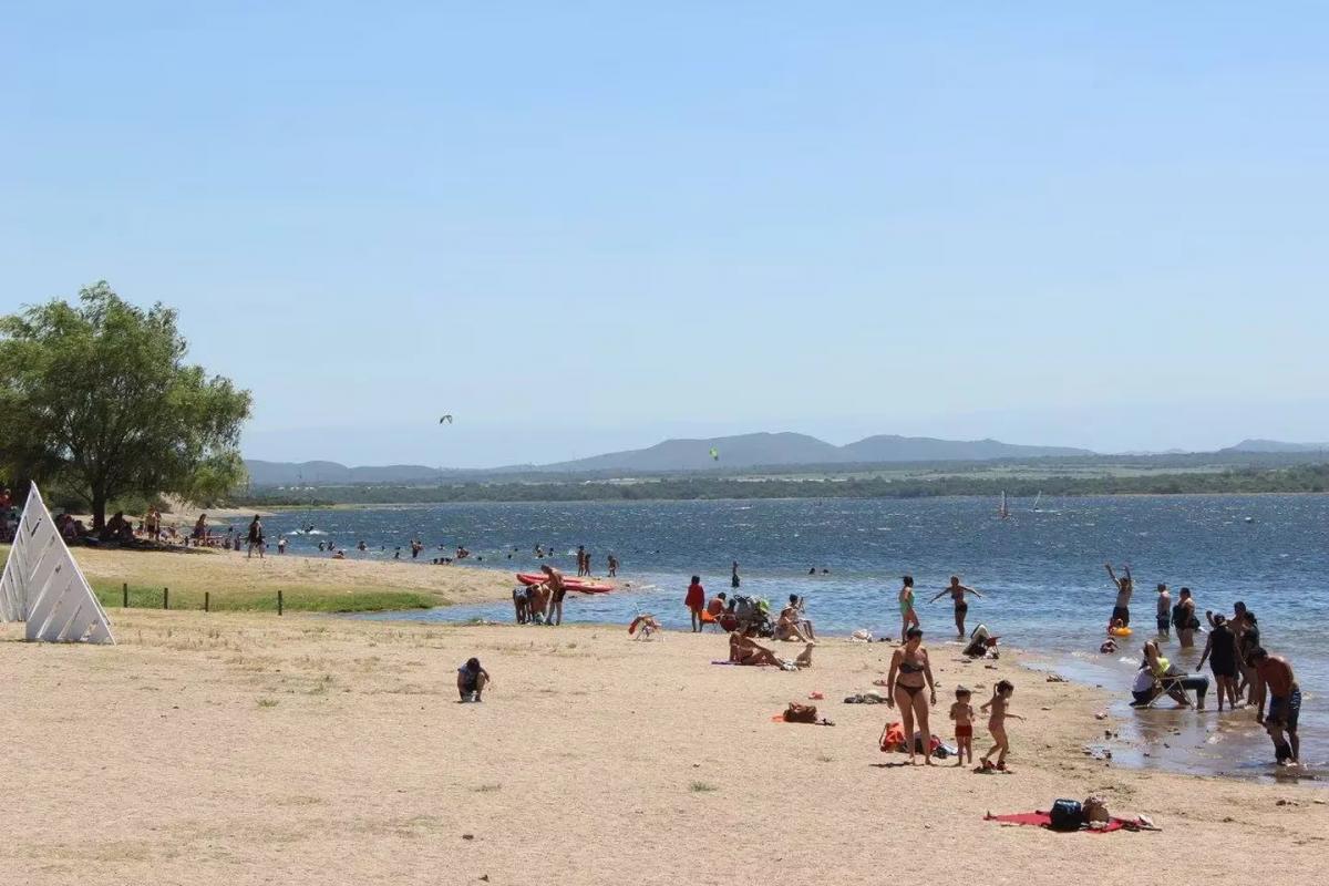 El lago Piedras Moras en Almafuerte es ideal para los deportes acuáticos (Foto: Agencia Córdoba Turismo)