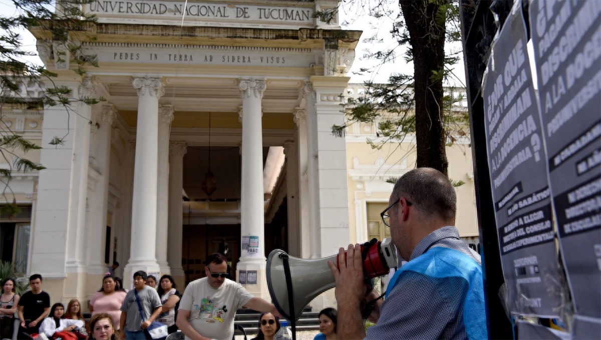 MEJORAS SALARIALES. Los docentes universitarios reclaman por el atraso salarial del sector.